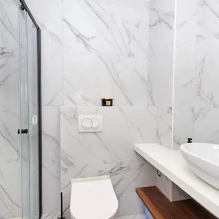 Appartamento With Shared Rooftop Pool Makarska