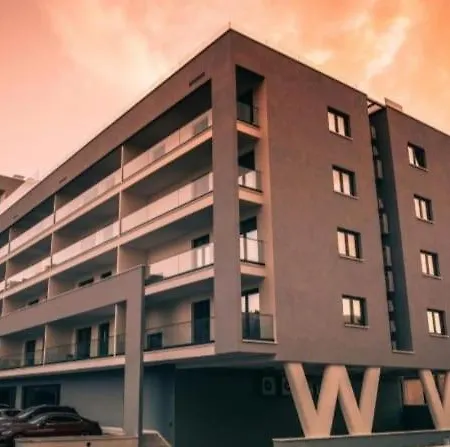 With Shared Rooftop Pool Appartamento