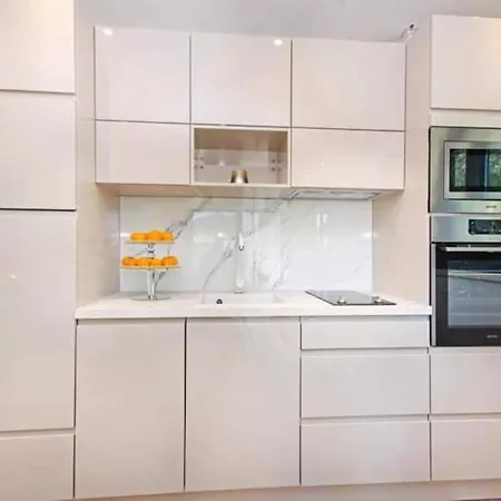 With Shared Rooftop Pool 마카르스카