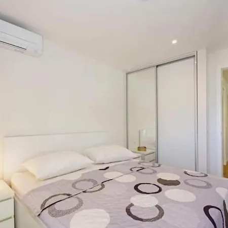 With Shared Rooftop Pool 아파트 *