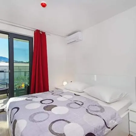 With Shared Rooftop Pool Lejlighed Makarska