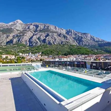 With Shared Rooftop Pool Апартаменти *