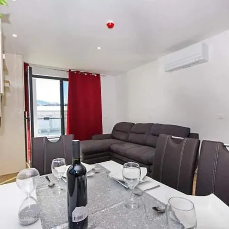 With Shared Rooftop Pool Apartamento