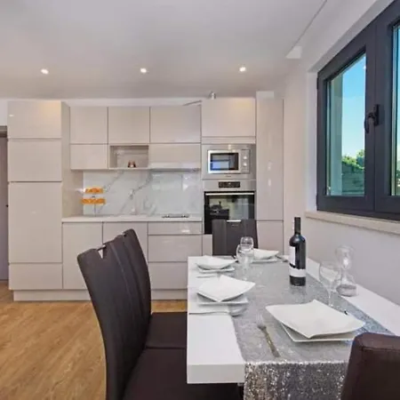 Apartamento With Shared Rooftop Pool Makarska