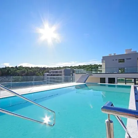 With Shared Rooftop Pool Apartamento Makarska